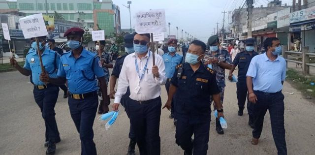  हातमा प्लेकार्ड र मास्क बोकेर आफै सडकमा उत्रिए बाँकेका सिडिओ, जनचेतना जगाउने प्रयास