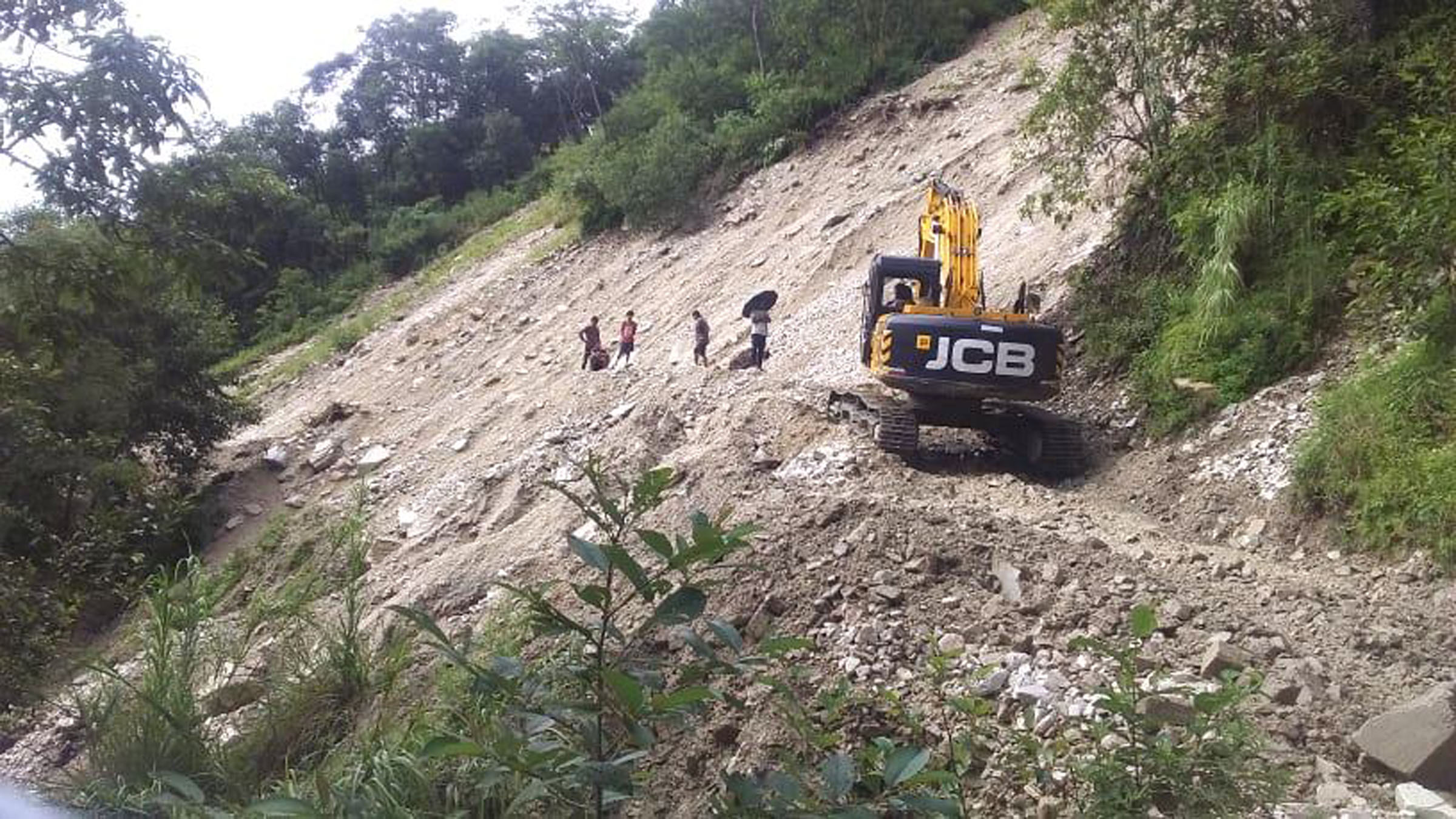 सडक सञ्चालनका लागि पहिरो खुलाइँदै
