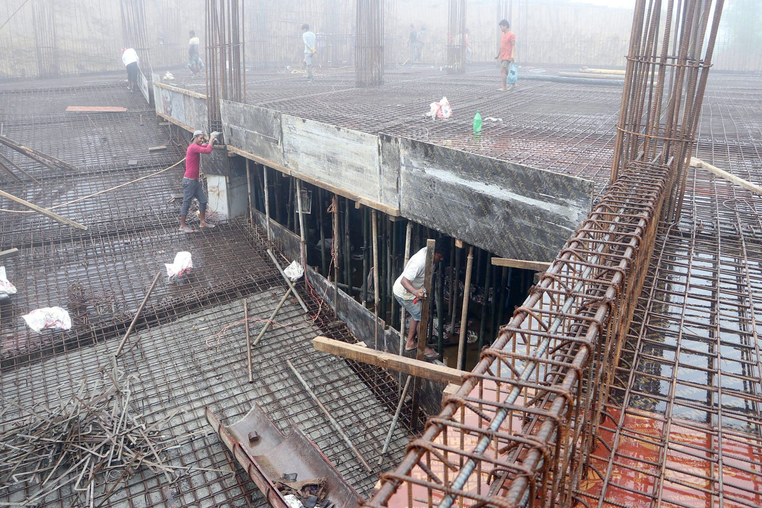 केबलकारको माथिल्लो स्टेशनमा काम गर्दै मजदुर
