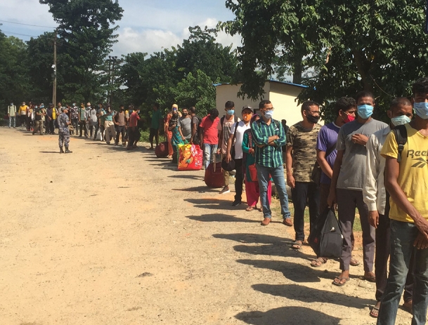 भारतमा गएका श्रमिक भन्छन् : ‘रित्तै जान्छौँ, रित्तै फर्कन्छौँ’