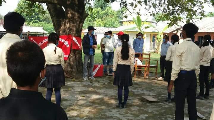 अखिल क्रान्तिकारीद्धारा अन्तरक्रिया कार्यक्रम सगैँ स्वास्थ्य सामाग्री वितरण