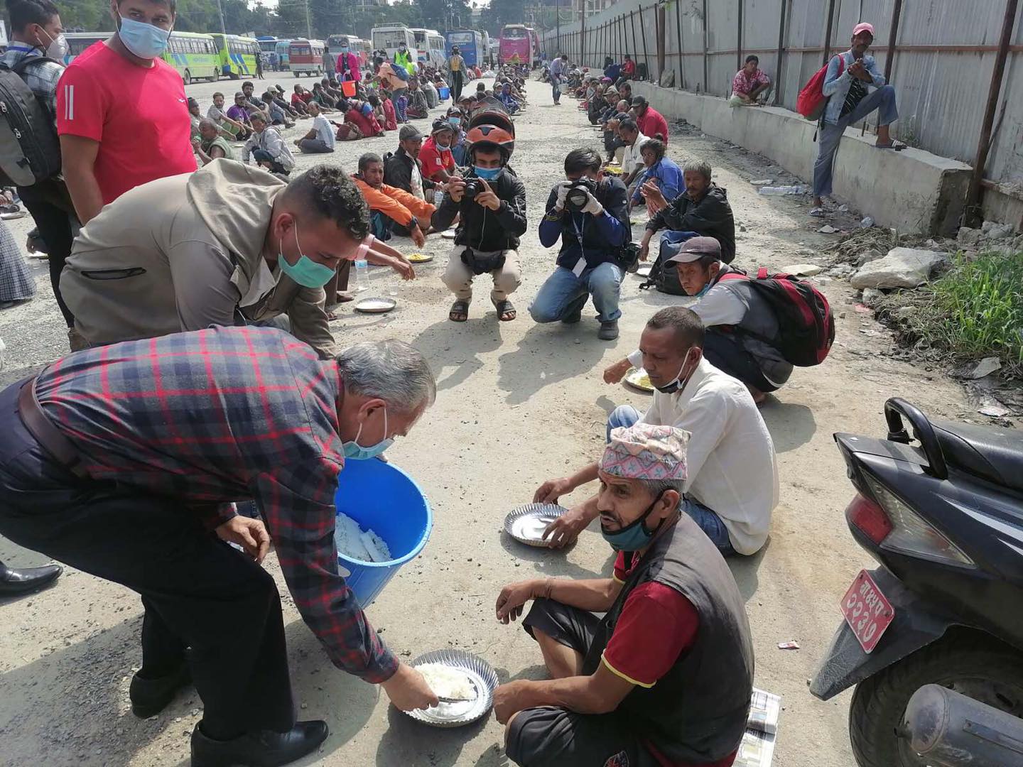 सरकारले गरीबलाई नहेरेको भन्दै पूर्व प्रधानमन्त्री बाबुराम भट्टराई आफै भात बाँड्न तम्सिए सडकमा (तस्वीरहरु )