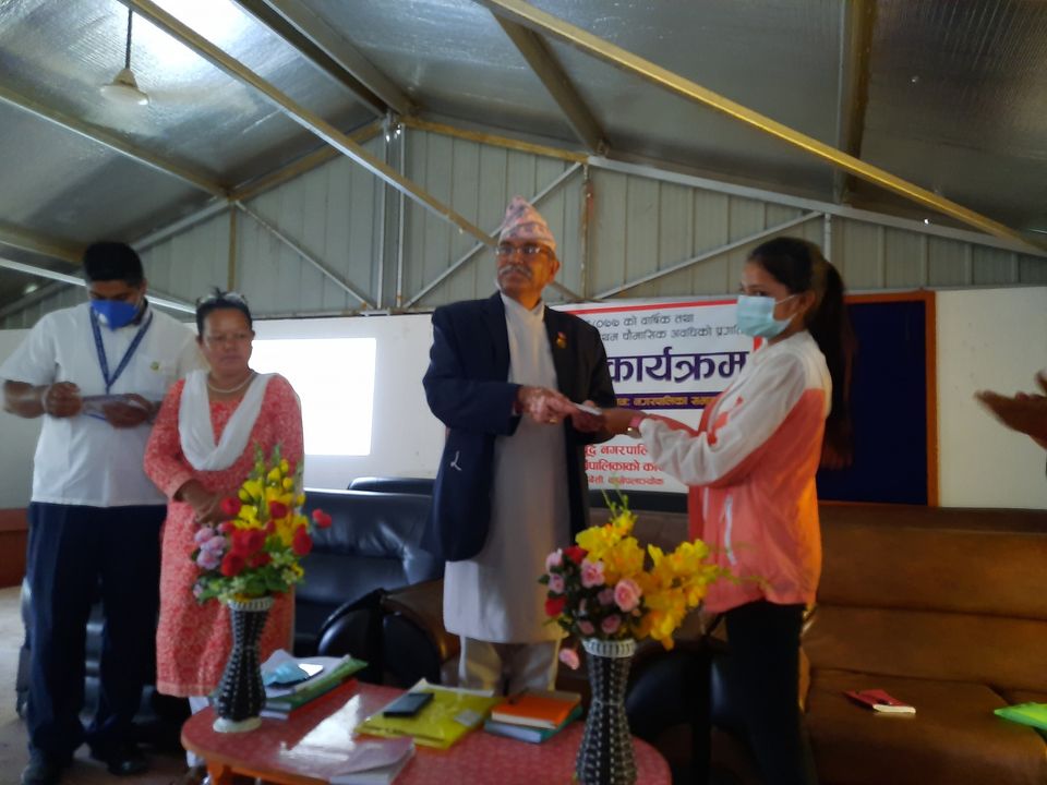 नमोबुद्ध नगर प्रमुख तिमल्सिनाद्धारा पत्रकार महासंघलाई एक लाख बढी सहयोग, अभिभावकत्व लिएका विद्यार्थीलाई पनि नगद प्रदान