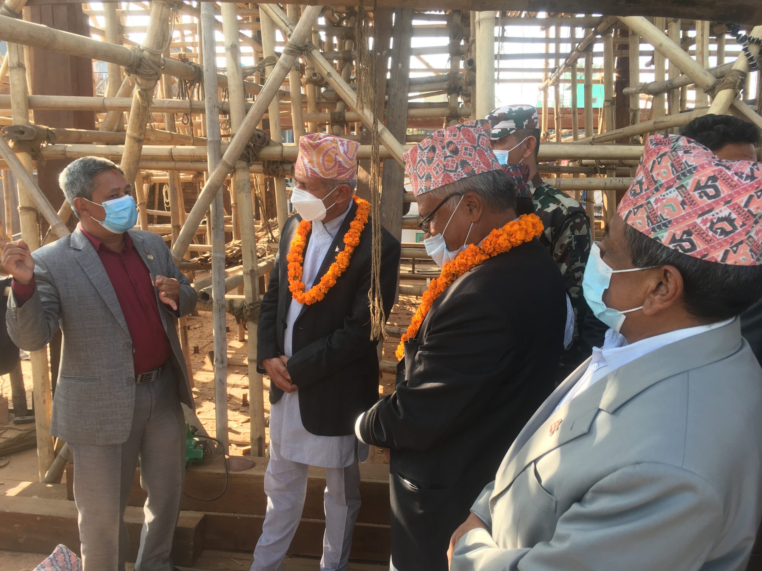 भूकम्पले ध्वस्त पारेको काष्टमाण्डप भूकम्प गएकै दिन बैशाख १२ मा उद्घाटन हुने