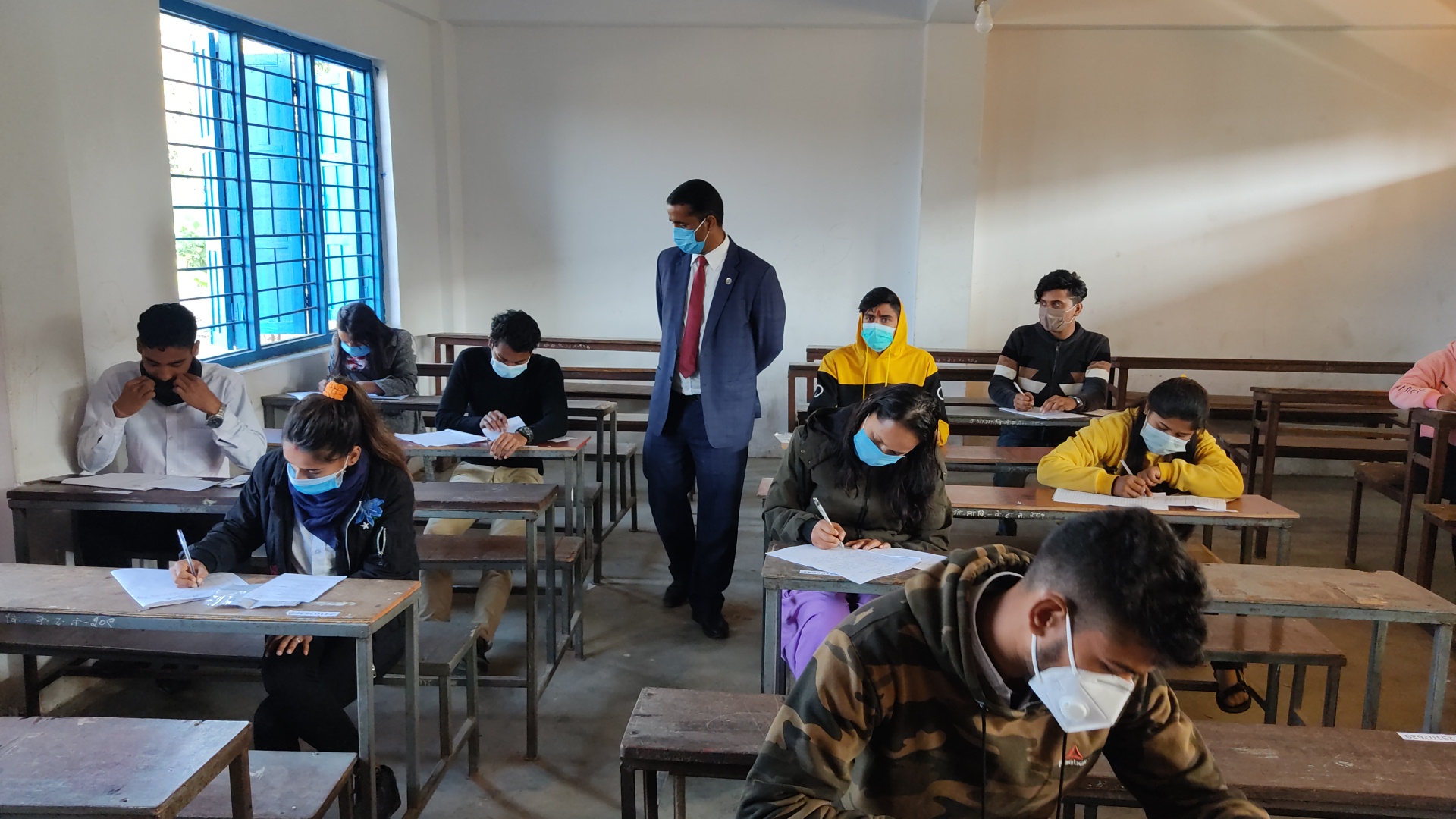 वागमती प्रदेशका सामाजिक विकास मन्त्री कक्षा १२ का परीक्षा दिदै गरेका बिद्यार्थीसगँ, स्वास्थ्य मापदण्डको अनुगमन