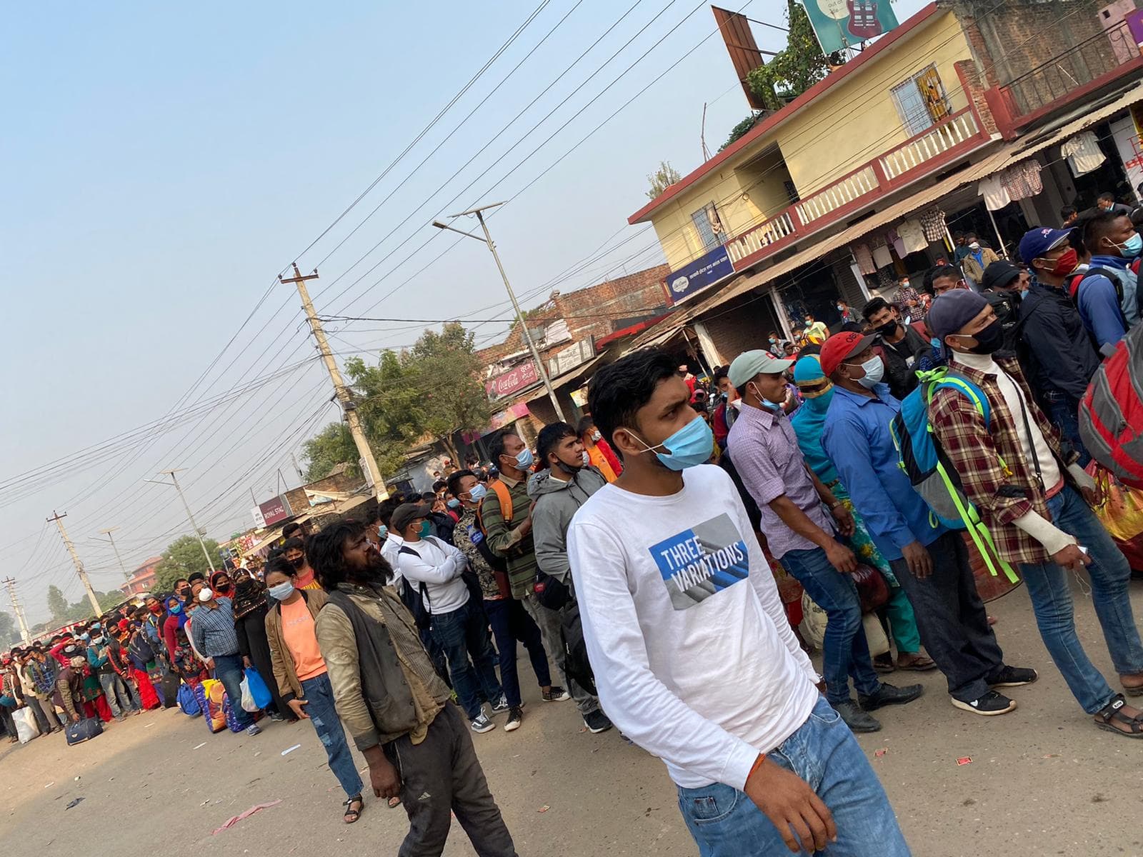 दसैँ मनाउन भारतबाट घर फर्किनेको लर्को