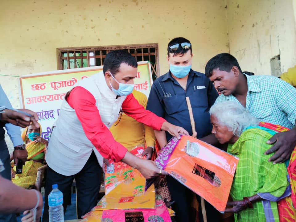 सांसद प्रदीप यादवले दिए छठका अवसरमा असहाय र एकल महिलालाई सहित ब्रतालु महिलालाई साडी (भिडियो सहित )