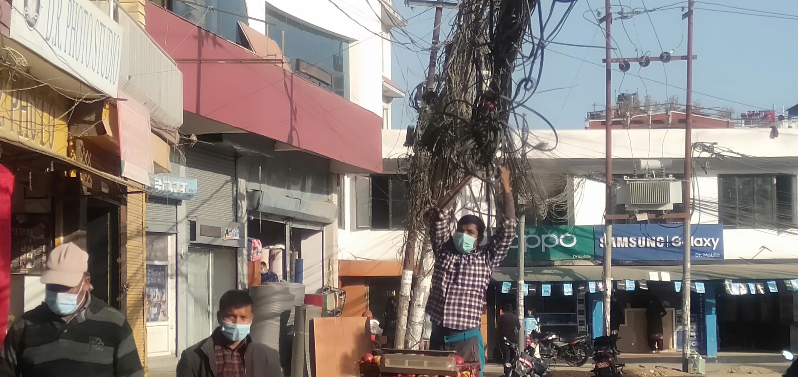 सिंहदरवार छेवैमा जोखिमपूर्ण असरल्ल तारः सर्वसाधारणले सम्हाल्नु पर्ने ? तस्वीर सहित