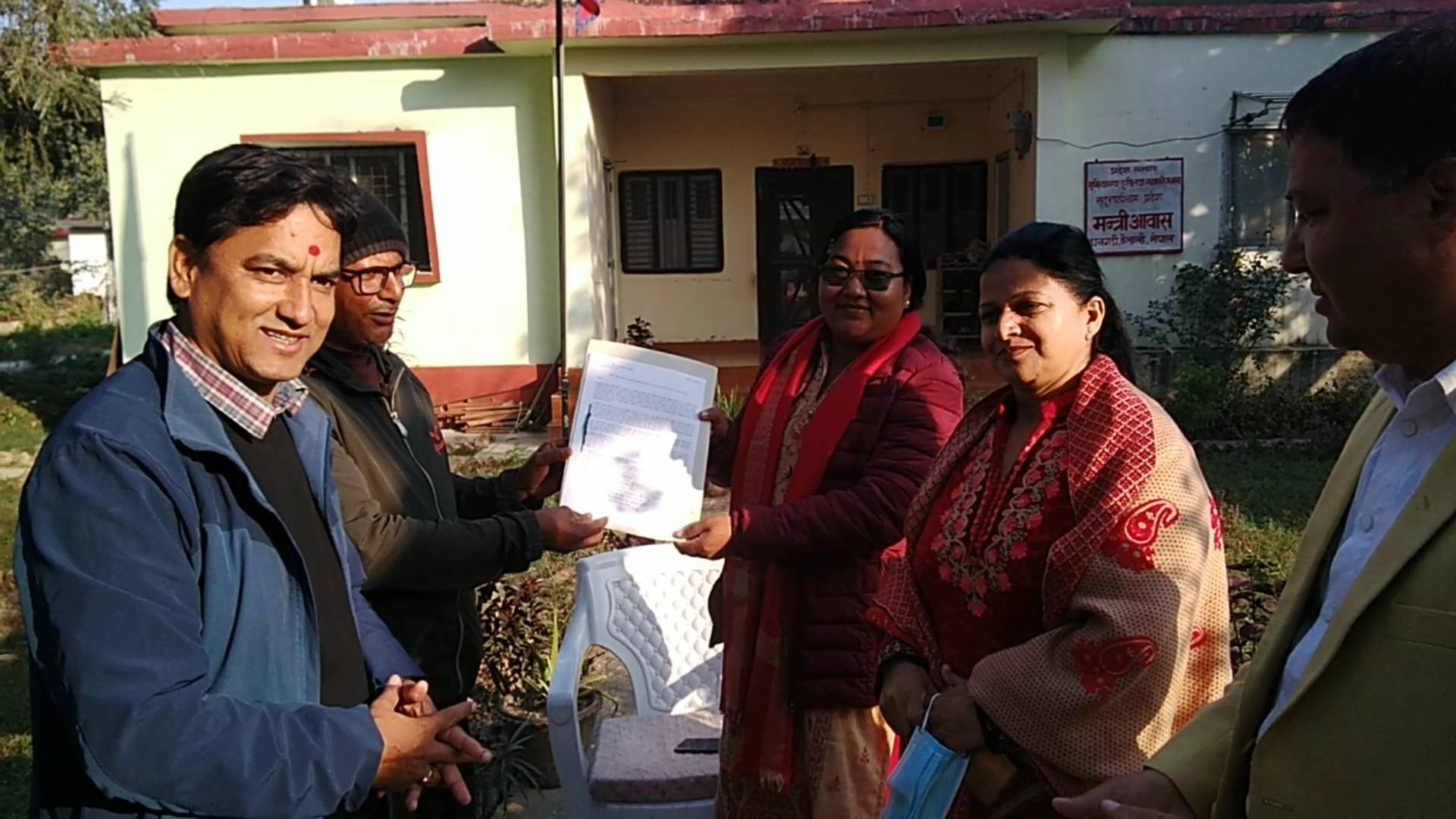 खाद्य अधिकार तथा खाद्य सम्प्रभुता सम्बन्धी ऐन कार्यान्वयनको माग गर्दै कृषीमन्त्री चौधरीलाई ज्ञापनपत्र