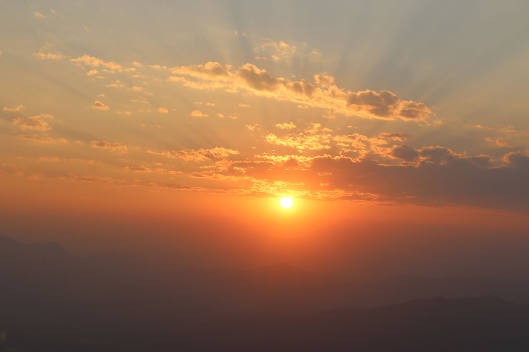 सूर्यास्तको मनमोहक दृश्य