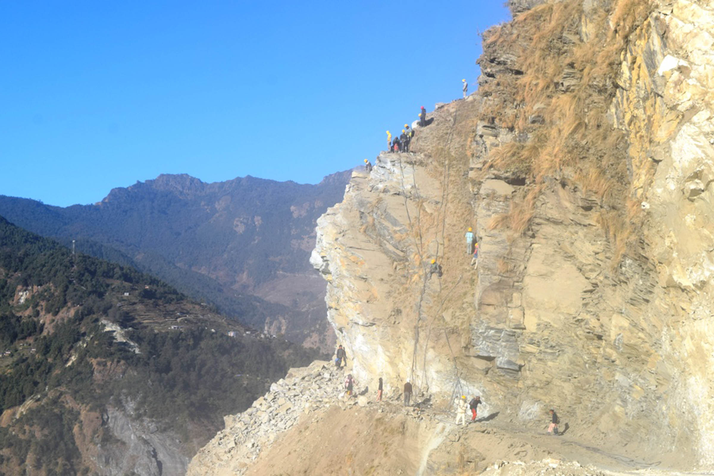 अजिङ्गर भीरमा सडक निर्माणमा जुटेका युवा !