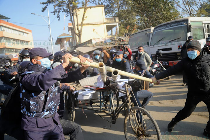 प्रधानमन्त्री ओलीबिरुद्ध बयलगाडा अखिलको बयलगाडा प्रदर्शन