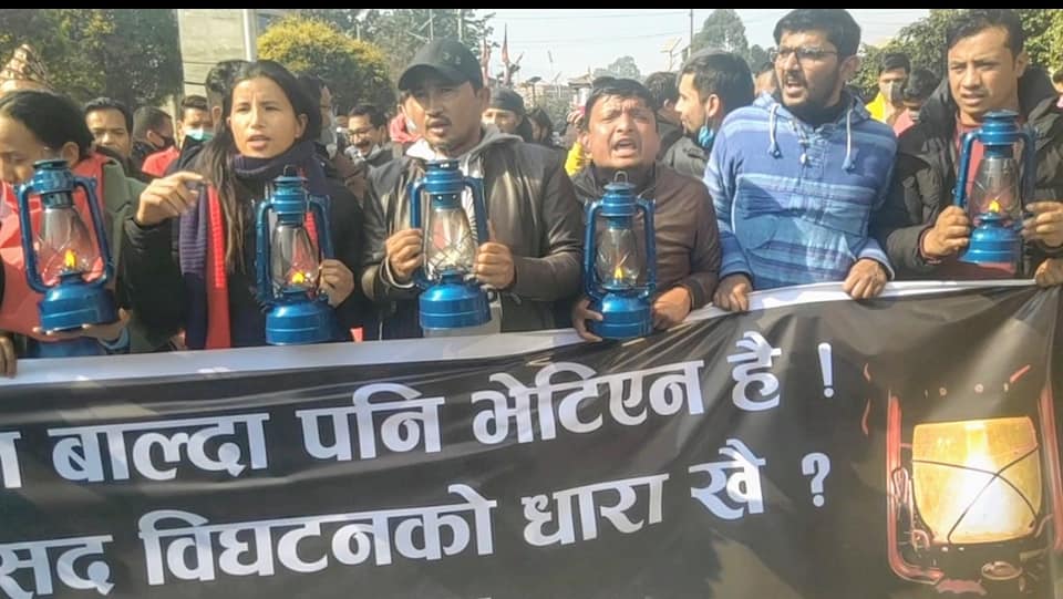 विद्यार्थीले दिँउसै लालटिन बालेर खोजे ओली सरकार