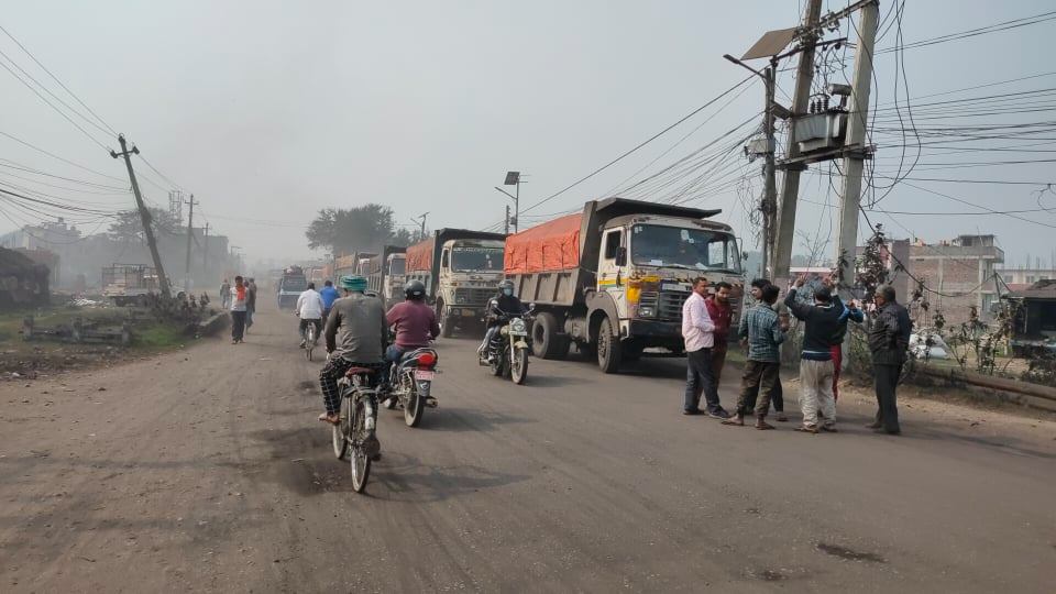 ट्रकमा ओभरलोड किलिङकर आयात गर्दा बीरगञ्जमा जनजीवन नै प्रभावित !