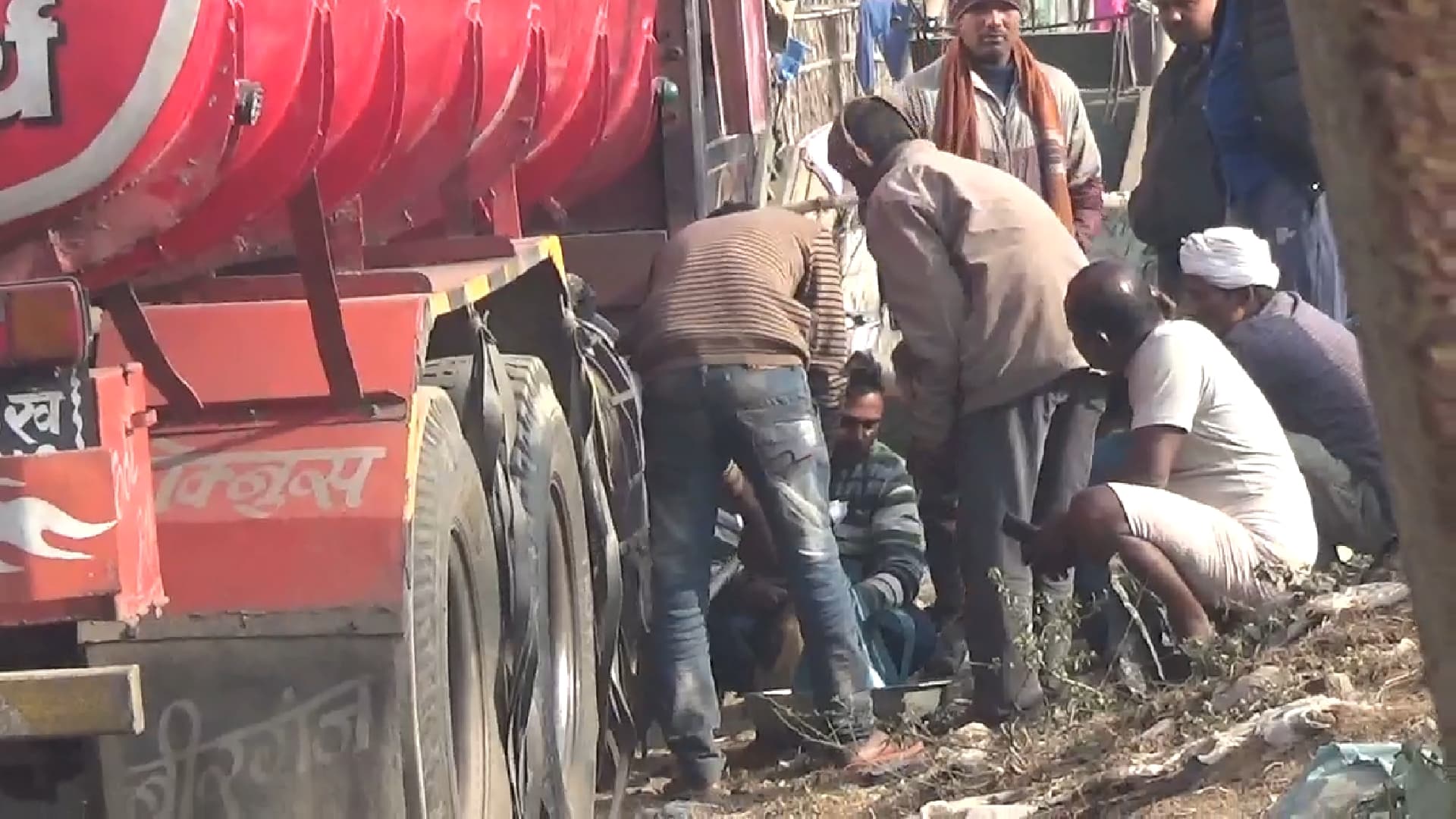 आयल निगमको टंयाकंरबाट भारतमै यसरी हुन्छ तेल चोरी (तस्वीर सहित )