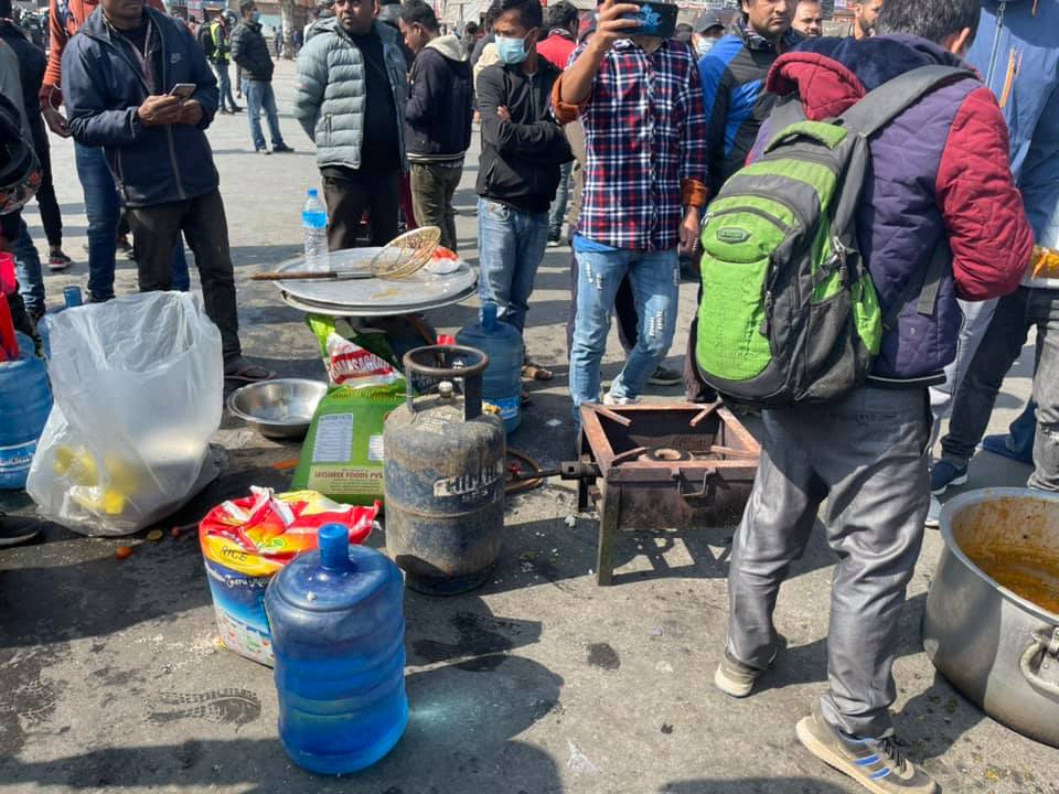 कोटेश्वरमा बन्द गराउन बिहानै देखि आएका संयौ कार्यकर्ताले सडकमै पकाएर खाए दाल भात