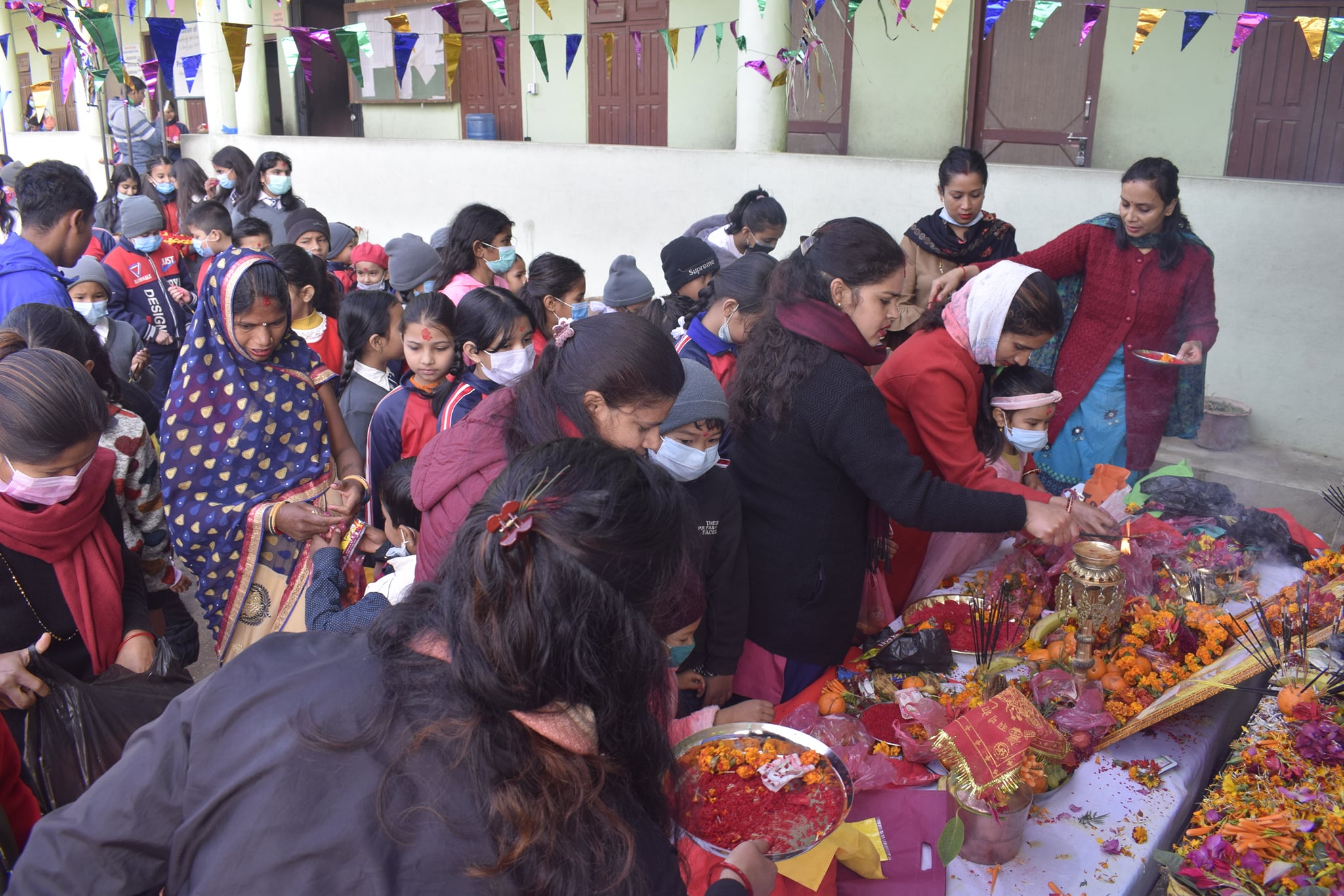 सरस्वती पूजाको अवसरमा सेवा निवृत्त प्रधानाध्यापकबाट बालबालिकालाई सामुहिक अक्षरारम्भ, विद्यालय स्थापना तथा नेतृत्व गर्ने पूर्व पाँच जना प्रधानाध्यापकहरु सम्मानित