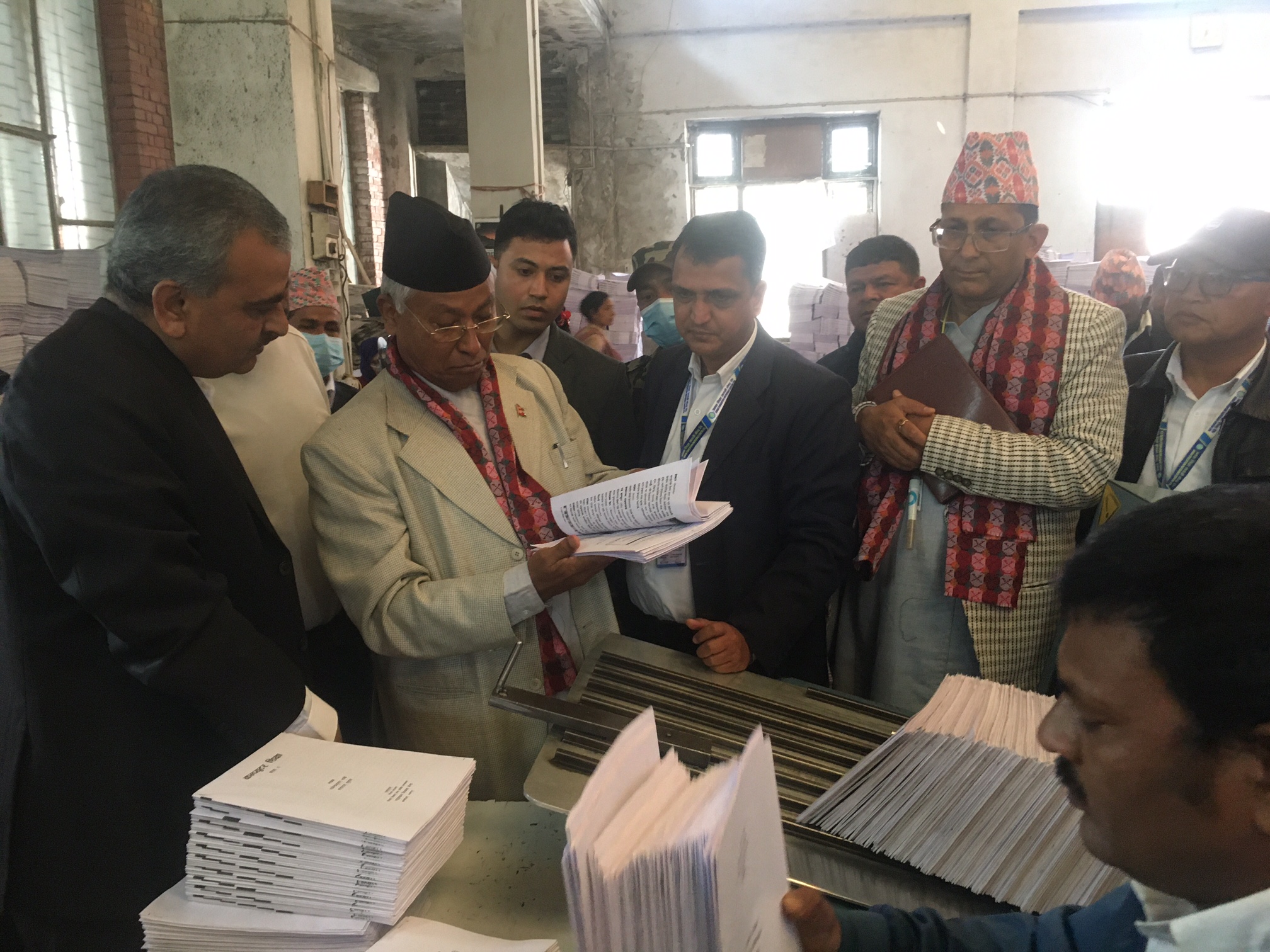 मत पत्र छाप्ने मेसिनमा तयारी हालतमा राख्न शिक्षा मन्त्रीको निर्देशन
