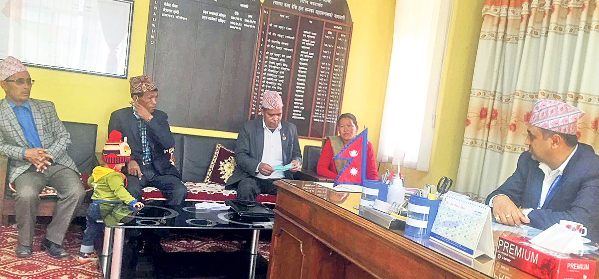 जनताले खान नपाएको भन्दै चामल माग्न बझागं साईपाल गाँउपालिकाकी उपाध्यक्ष बच्चा बोकेर काठमाण्डौ आईपुगिन् 