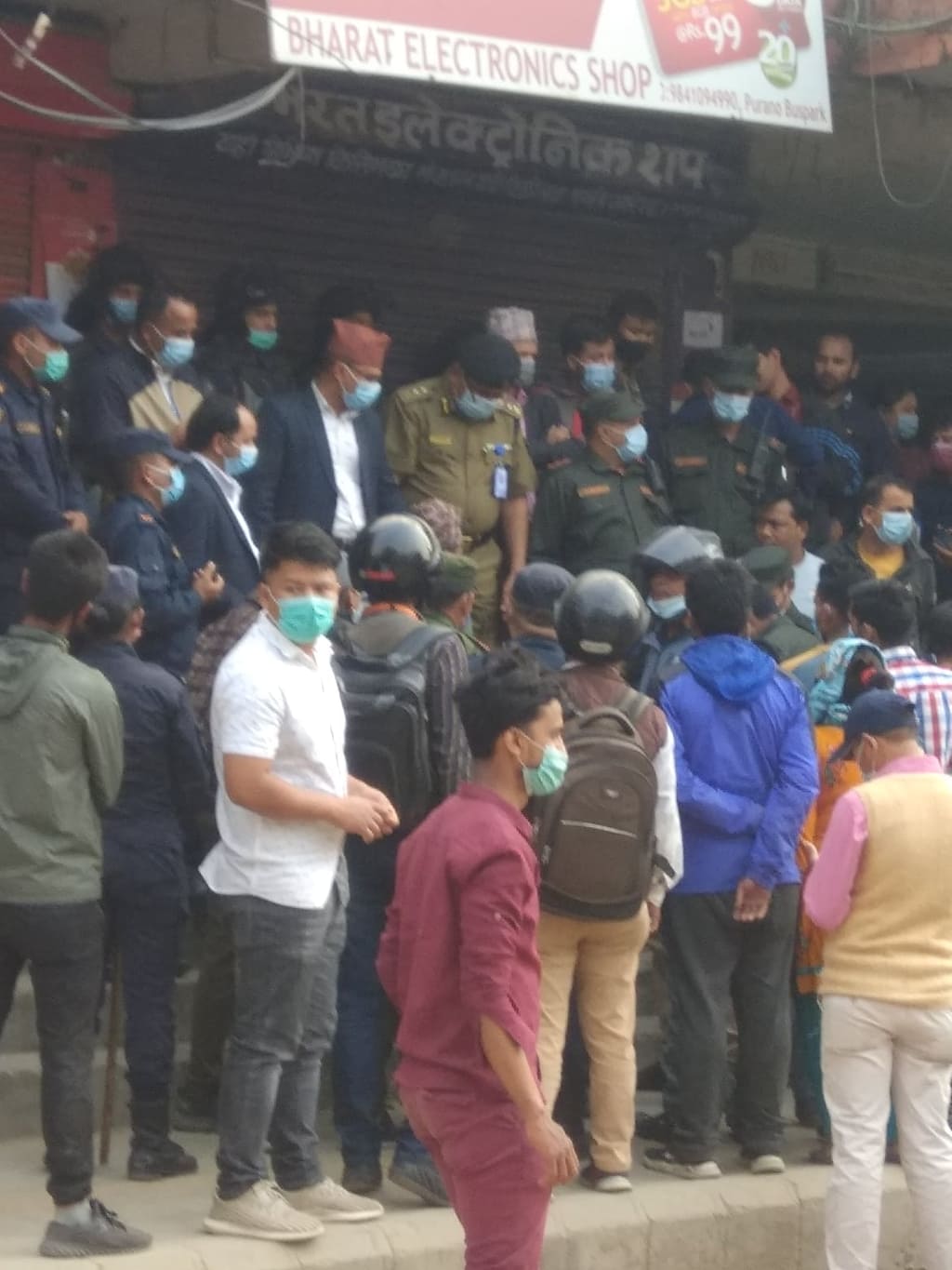 विना सम्झौता सञ्चालनमा भैरहेका वसपार्कका १ सय १२ पसलमा महानगरपालिकाको सिलबन्दी
