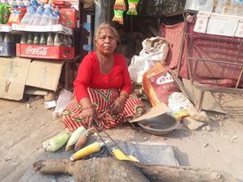 सडक व्यापारले धानेको जीवनः ग्राहकले खाए पेट भरिन्छ