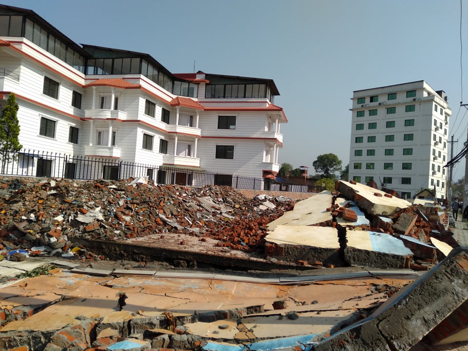 व्यावसायी दीपक मलहोत्राले कब्जा गरेको २ रोपनी १४ आना सरकारी जग्गामा बनाईएको संरचना भत्काईयो( भिडियो सहित )