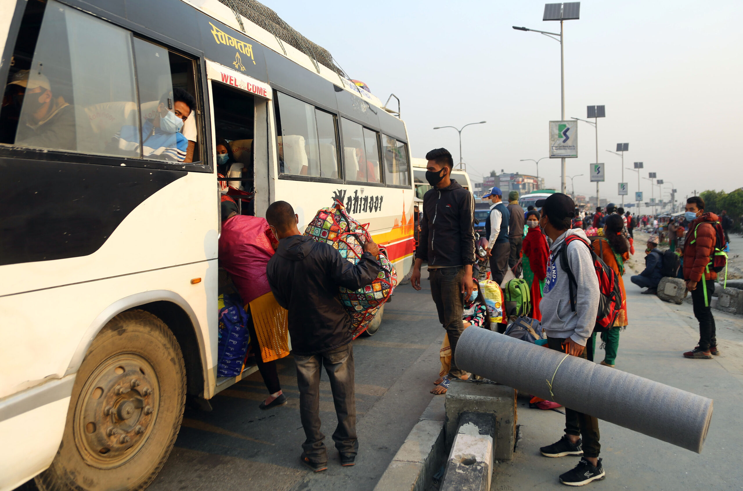 दैनिक यसरी ठगिन्छन् यात्रु, सरकार भन्छ- अब हामी कार्ड सिस्टम ल्याउँछौँ
