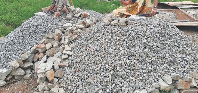 ‘गिट्टी कुटेको ज्याला पाऔँ ’
