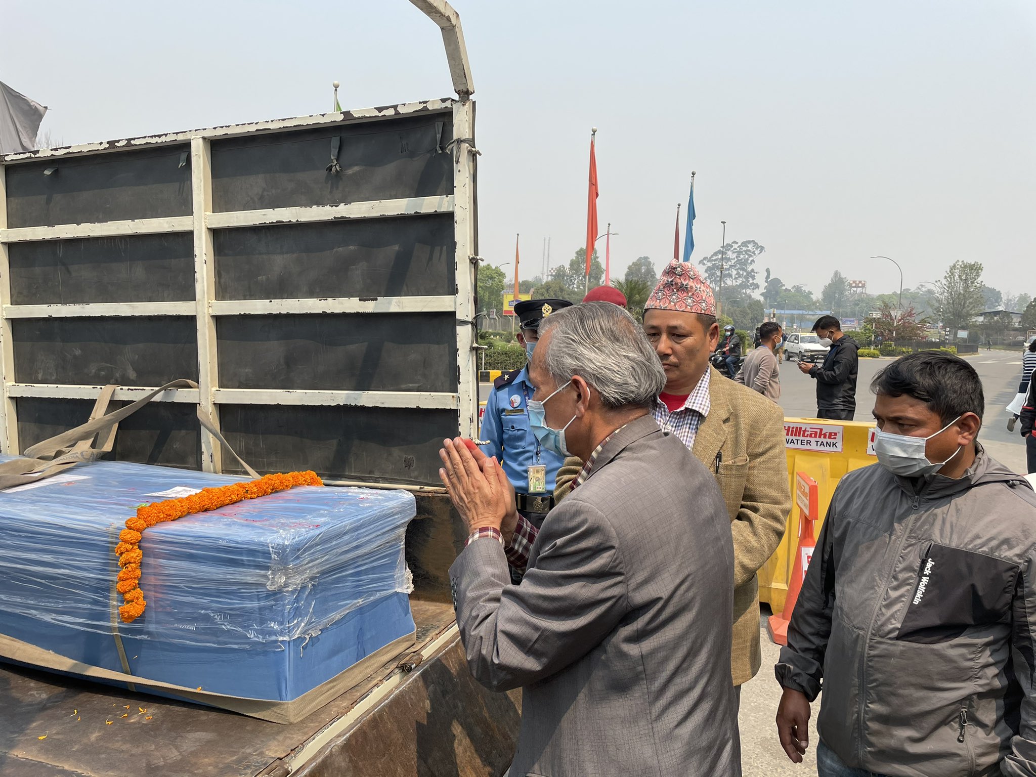 मलेशियाबाट आईपुग्यो १२ नेपालीको शब, विमानस्थलमा पुगेर श्रदाञ्जली दिए बाबुराम भट्टराईले