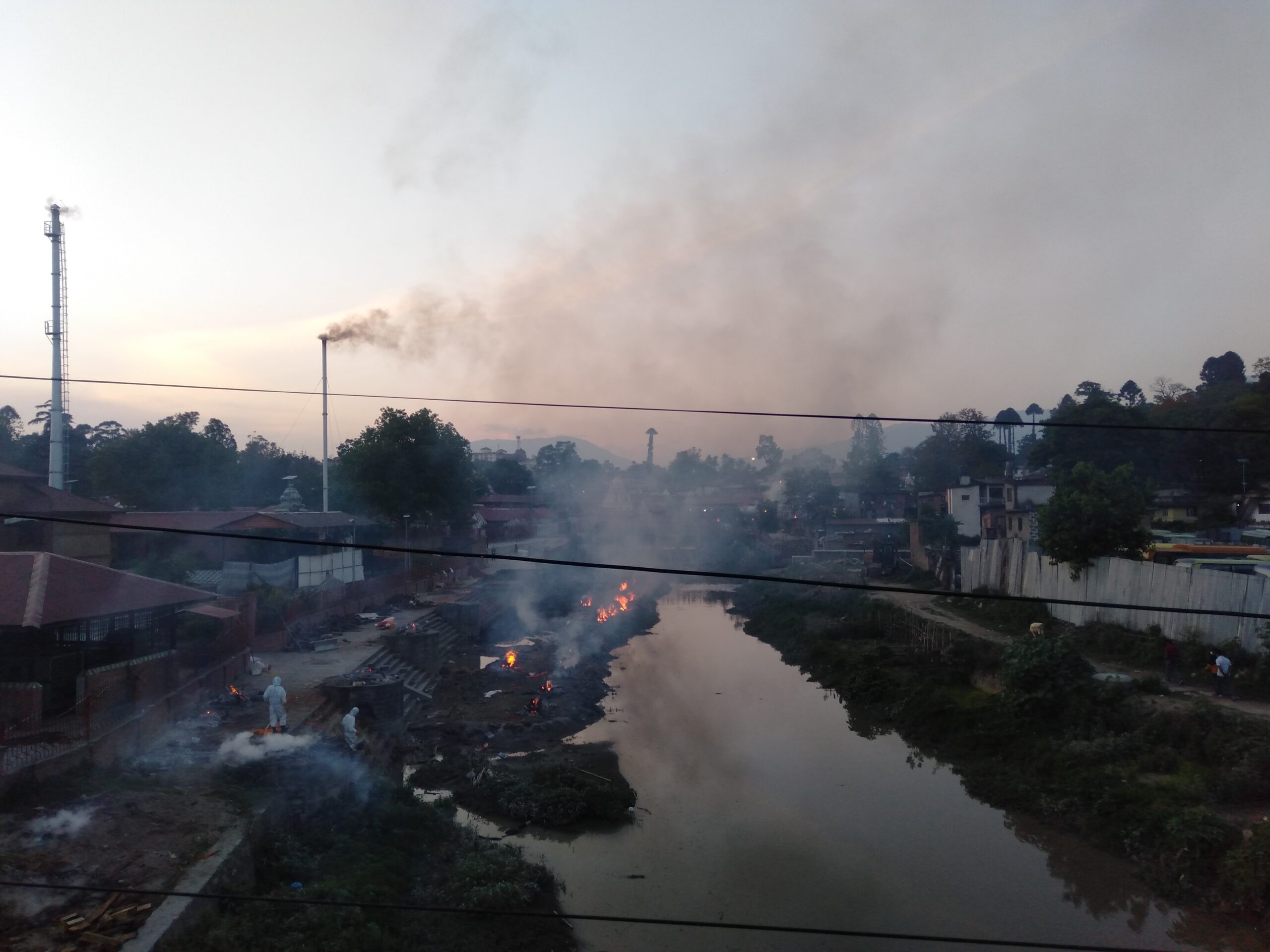 आर्यघाटमा शब दाह गृहमै ठाँउको अभाव, यसरी नदी किनारामा भुँईमै जलाईदैछ संक्रमितको शब (भिडियो सहित)