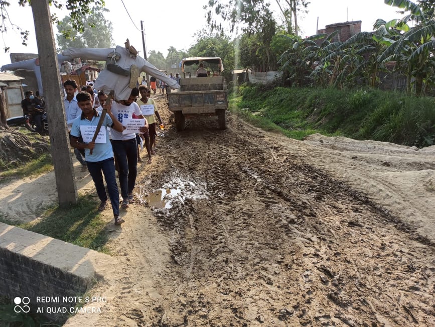 निर्माण क्षेत्रमा बदनामी कमाएको पप्पुले दुई बर्षमा तीन किलो मिटर बाटो पनि बनाएन, जनताले जलाए ठेकेदारको पुत्ला ( भिडियो सहित )