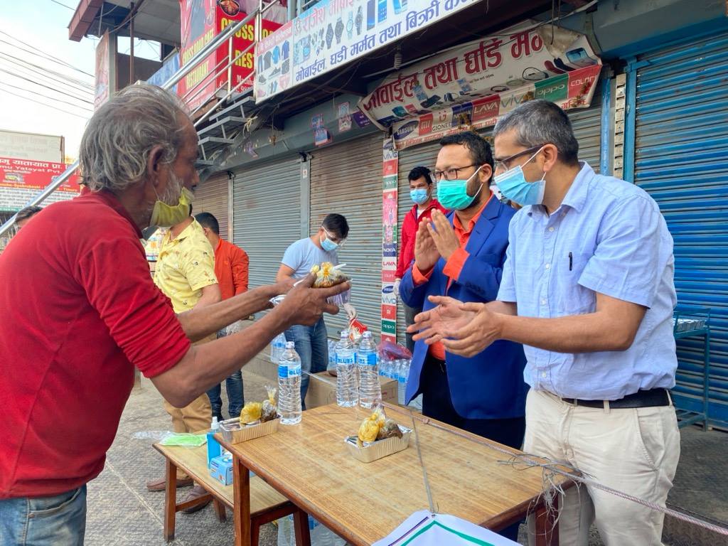 युवा नेताहरुको प्रसम्सनिय कार्य: काठमाडौंमा निशुल्क खाना बितरण