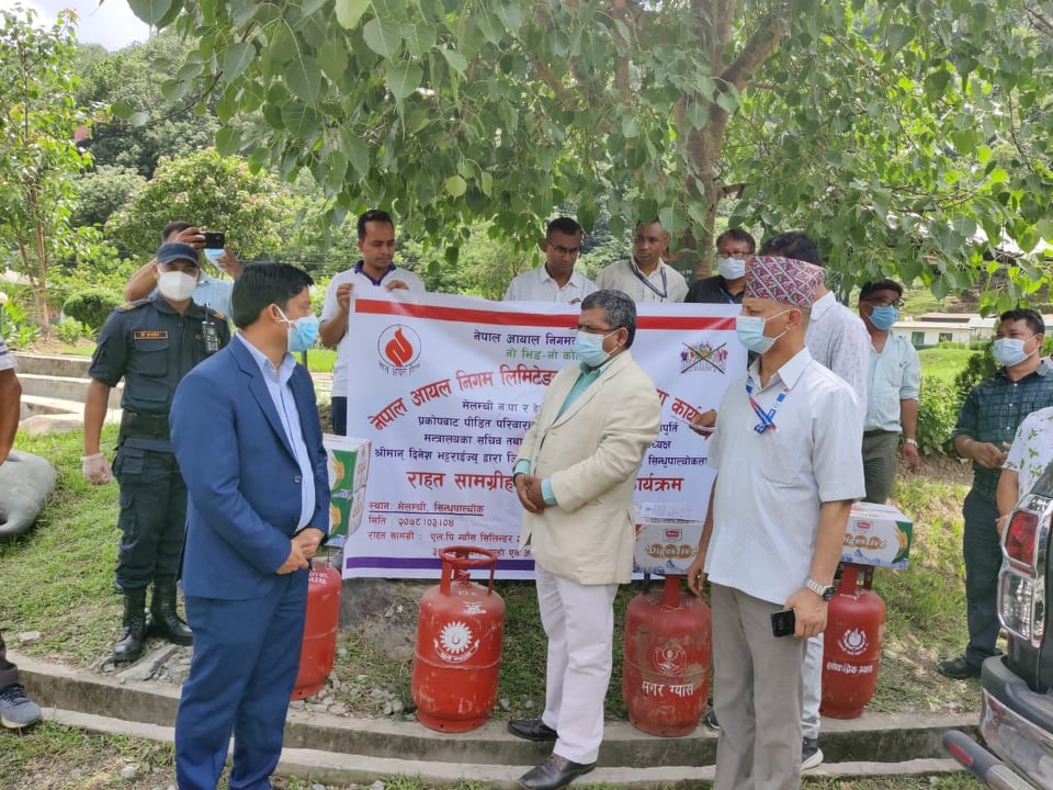 मेलम्ची बाढी पीडितलाई आयल निगमकातर्फबाट भट्टराईले १५ लाखको राहत बाँडे