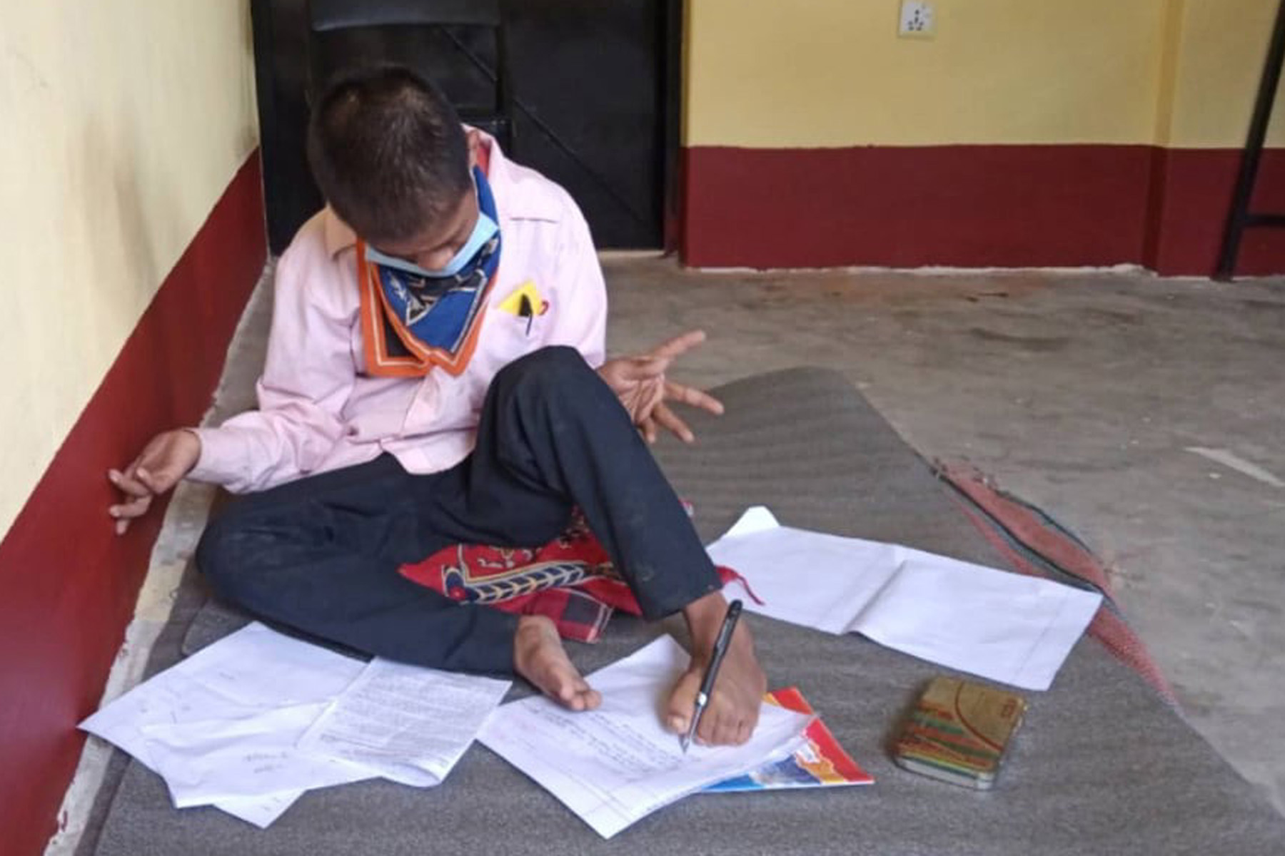 ईच्छाशक्ति भएमा के हुँदैन, खाम्चाले खुट्टाले लेखेर दिँदैछन् कक्षा ११ को परीक्षा