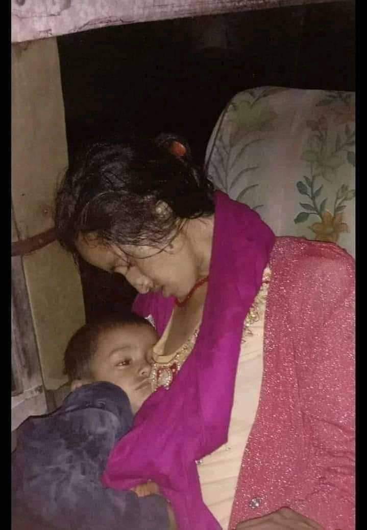 दुधे बालक च्यापेर यात्रा गरिरहेकी महिलाको मृत्युपछिको भावुक दृष्य !