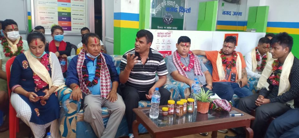 र्‍यापिड एक्सनमा स्वरोजगार कोषका कार्यकारी उपाध्यक्ष डा. रोका, यसरी खटिरहेका छन् फिल्डदेखि कार्यालय सम्म !