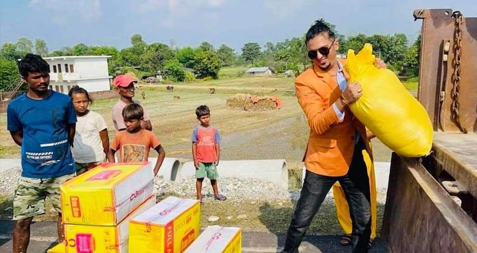 टिकटक स्टार अशु वर्माद्वारा बाढिपिडितलाई खाद्यान्न सहयोग