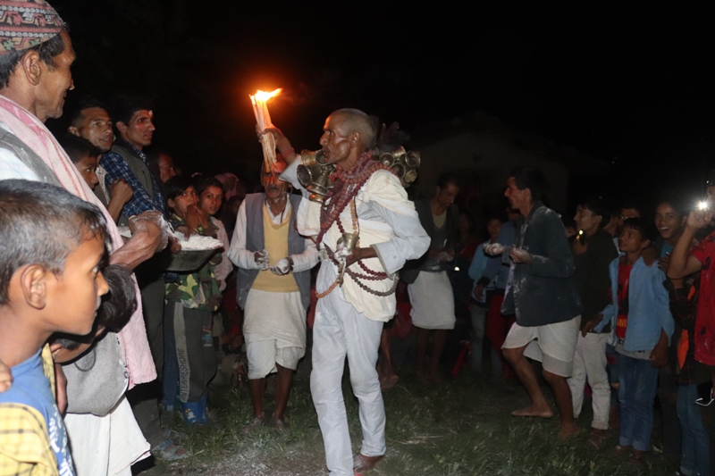 जहाँ जनता न्याय खोज्न अदालत र प्रहरी हैन देवताको जान्छन !