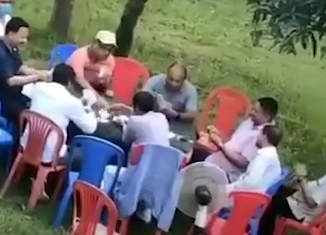 सर्लाहीका सीडीओ र एसपी तासमा मस्त