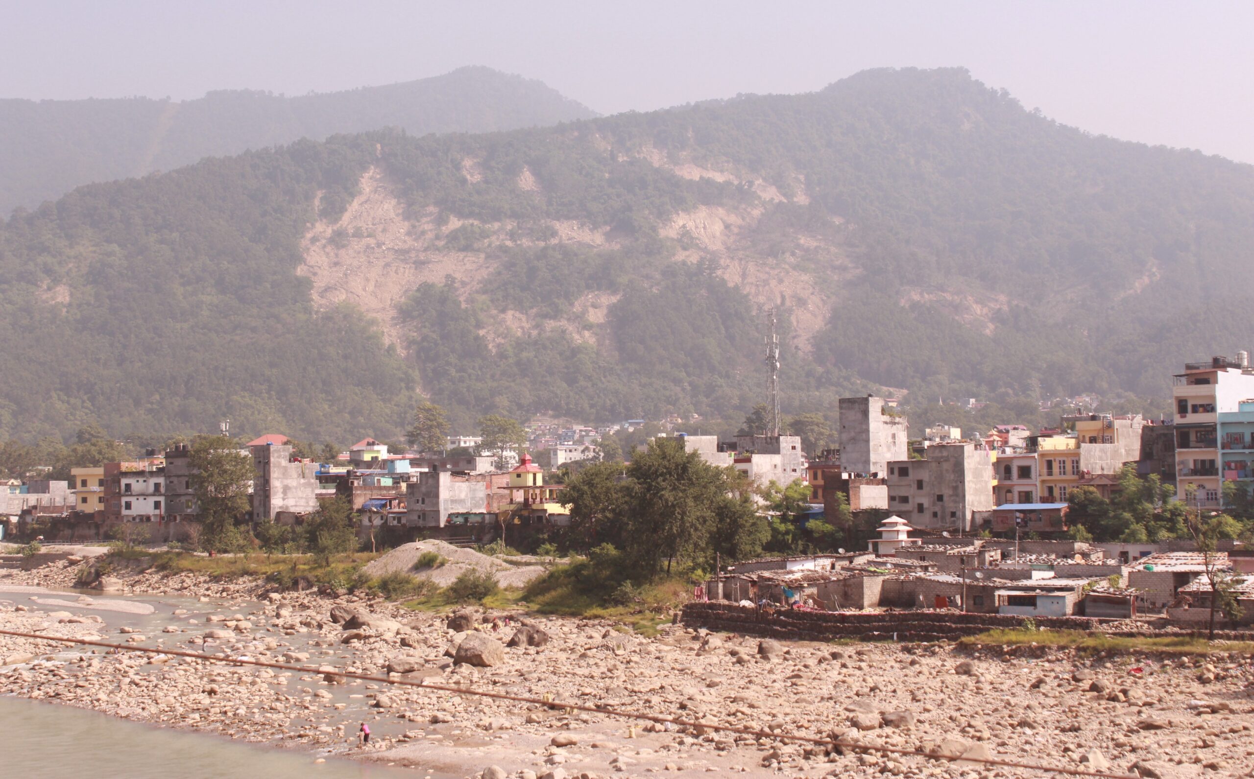 पहिराले छियाछिया चुरे : जोखिममा बुटवल