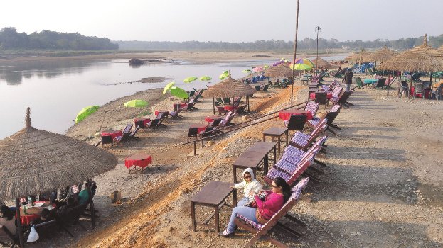 अफ् सिजनमा समेत सौराहामा देशी विदेशी पर्यटकको आगमन उल्लेख्य भएपछि व्यवशायी उत्साहित