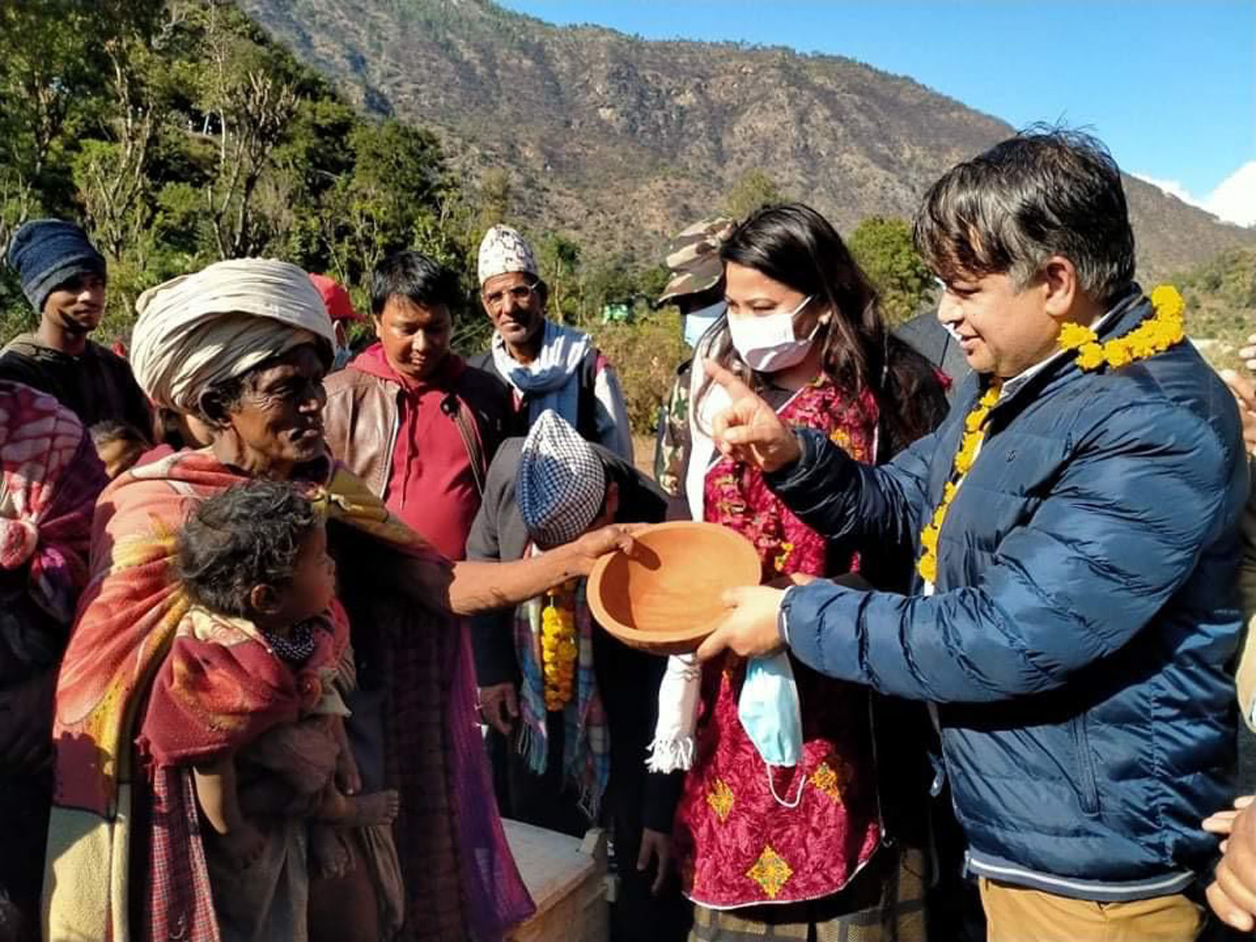 राउटेसँग कपडा साटेर मित लगाँउदै मन्त्री राम कुमारी झाँक्रीले आवास बनाउने प्रस्ताव राखिन् राउटे समुदायका लागि