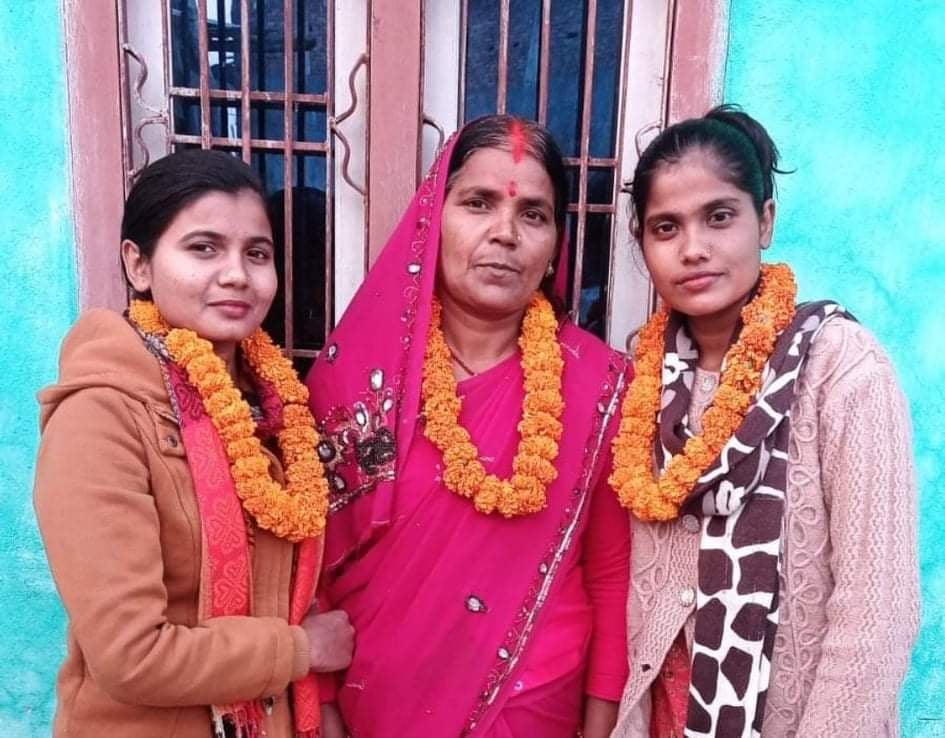 दिदी बहीनीले एकै पटक लोकसेवामा नाम निकालेपछि परिवारमा खुसी