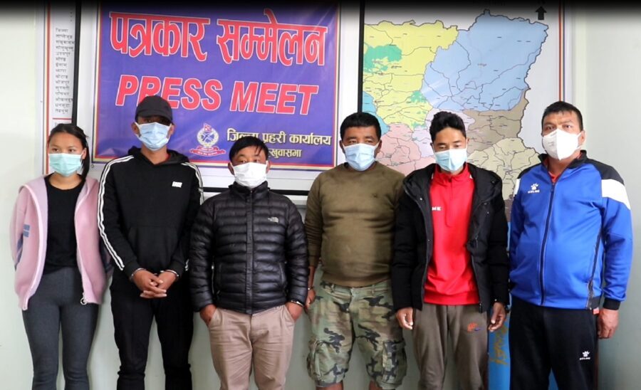 बृद्धा भत्ता दिलाउने भन्दै औठाछाप लगाएर २७ रोपनी जग्गा ठगी गर्ने वडा अध्यक्ष सहित सात पक्राउ