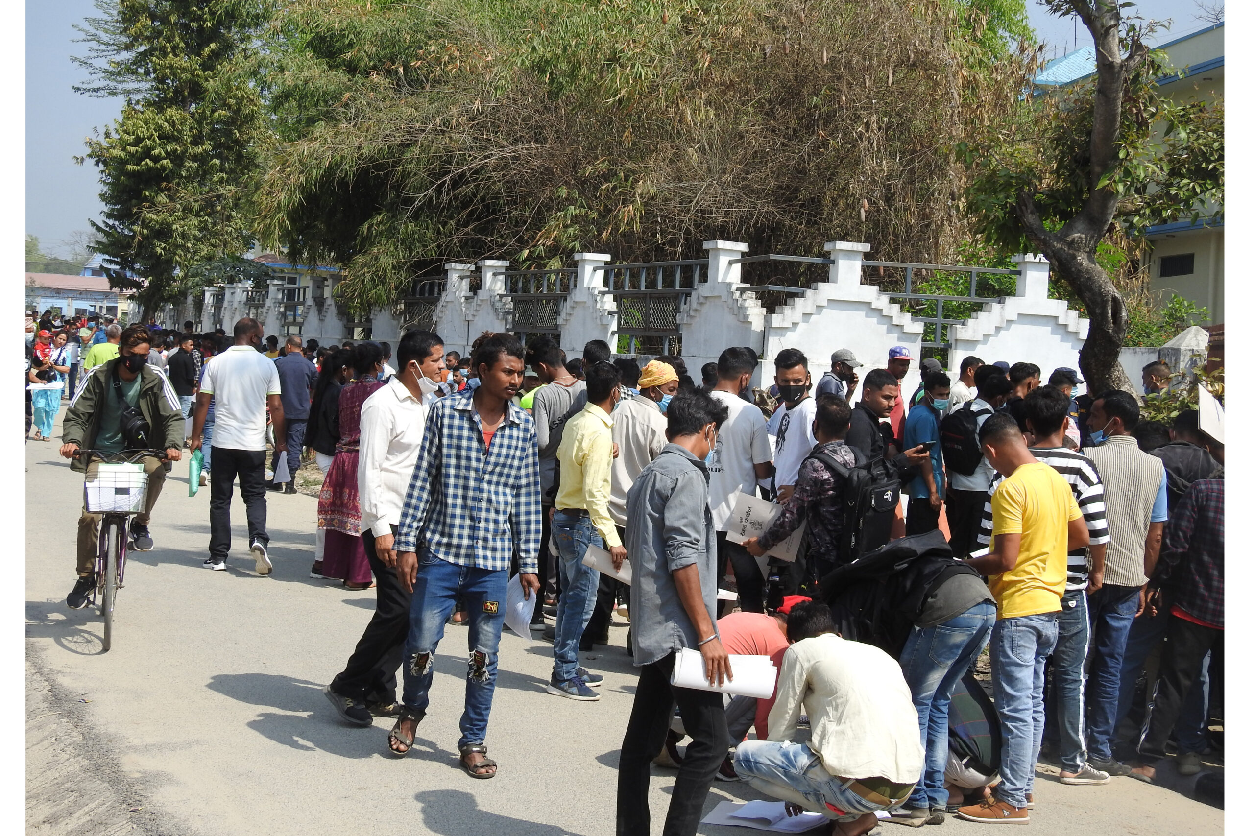 बेरोजगारीको समस्या दर्शाउने दृष्यः म्यादी प्रहरीमा फारम भर्नेको लाईन !