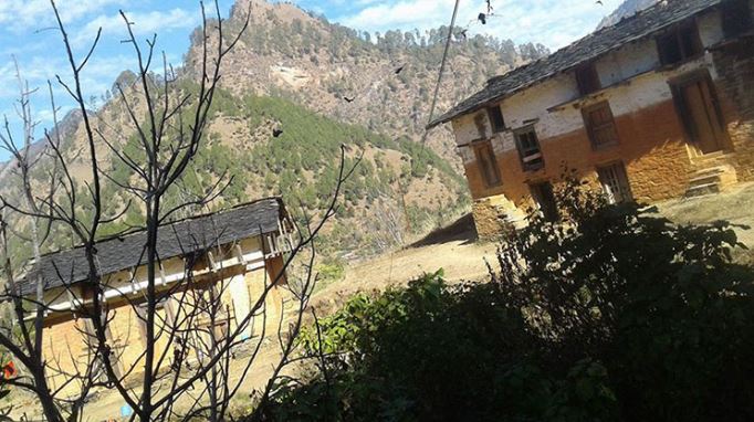 बसाइँसराइले रित्तिदै गाउँघरः झाडी भए आङ्गन र पिँढी
