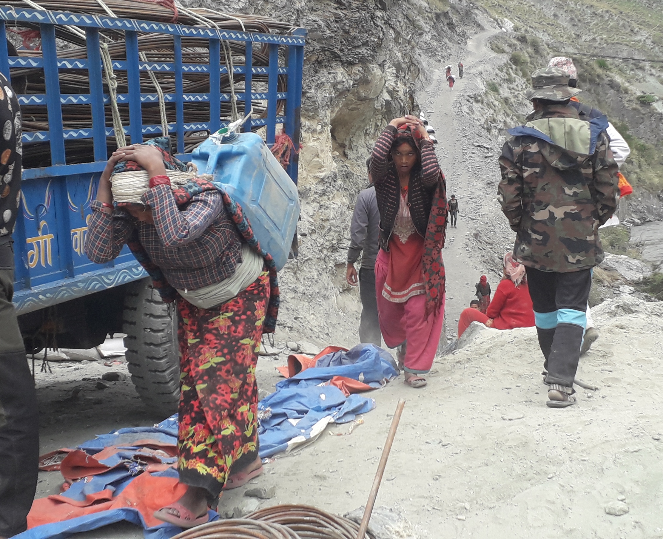 भारी बोक्ने मजदुर भन्छन्, हामीसम्म भोट माग्न नेता आँउदैनन्