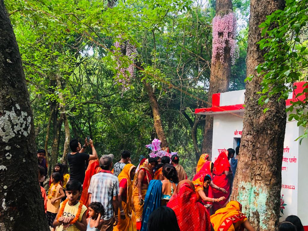 १ वैशाखमा मात्र फूल्ने सलहेश फूल हेर्न दर्शनार्थीको भिड