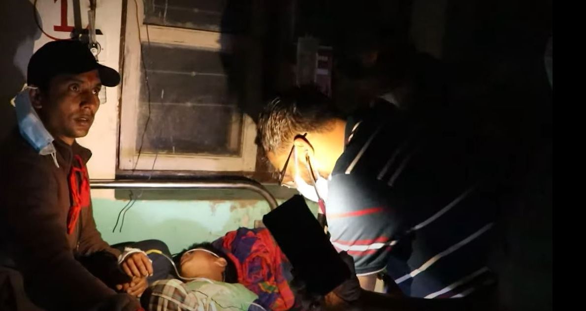 टर्च बालेर विरामीको उपचार , पीडित र चिकित्सकलाई नै सास्ती !