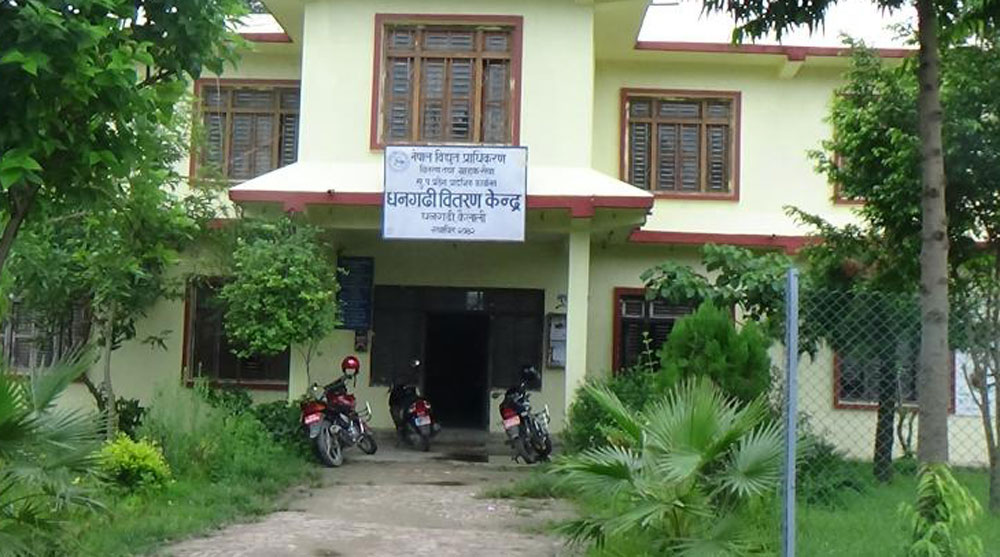 कैलालीमा अघोषित लोडसेडिङ, ४२ डिग्री तापक्रममा छट्पटाउँदै नागरिक